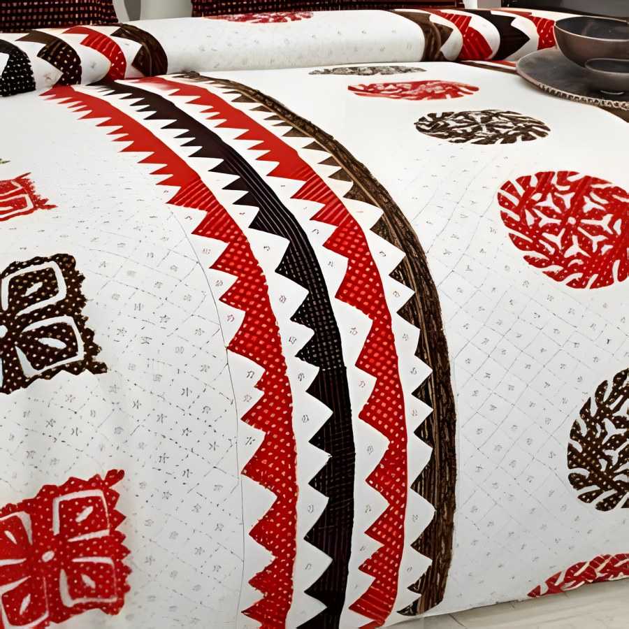 Close-up of the triangle medallion print in Red (GP-01)
